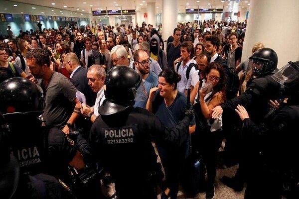 مردم و پلیس در کاتالونیا درگیر شدند
