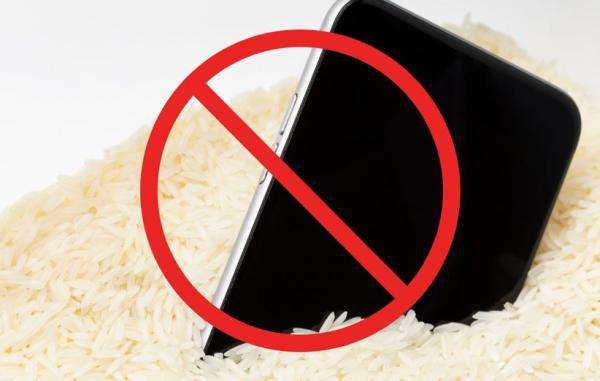 گوشی خیس شده را درون برنج قرار ندهید!