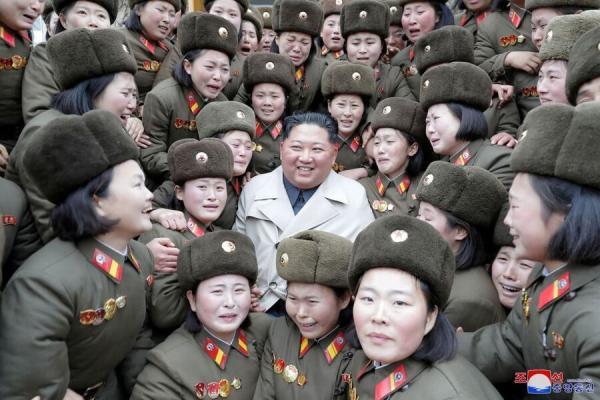 تصاویر تازه رهبر کره شمالی کنار دخترش در جلسه موشکی ، جو آئه شبیه کیست؟