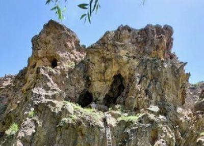 شناسایی یک قبرستان و غارهای باستانی و تاریخی در مسیر اجرای پل معلق ورگه سران سرعین
